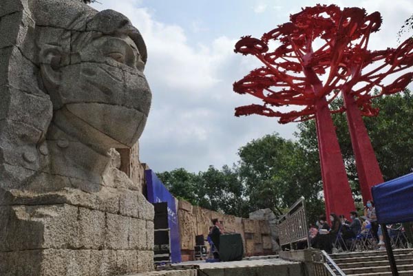 广州市雕塑院创作30件抗新冠疫情专题雕塑
