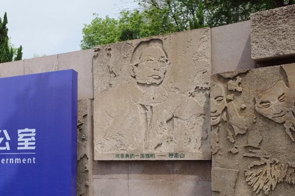 广州市雕塑院创作30件抗新冠疫情专题雕塑